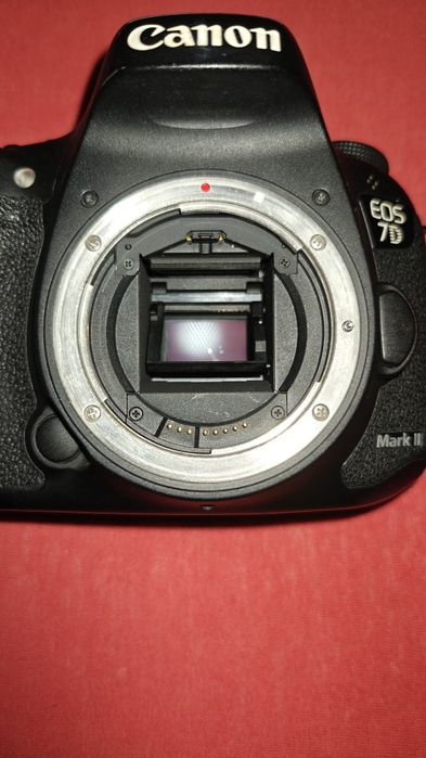 Canon EOS 7D Mark II + 18-135mm Canon f/3.5-5.6 IS STM  si grip Meike (Usor negociabil)