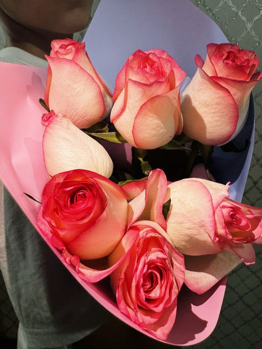 Срочно продаю букет роз (7 шт) – нежные розово-белые