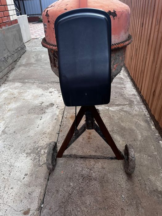 Бетономешалка в рабочем состоянии.