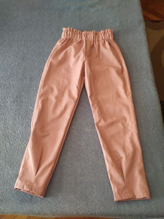 Vând pantaloni  piele ecologica  și geacă de iarna
