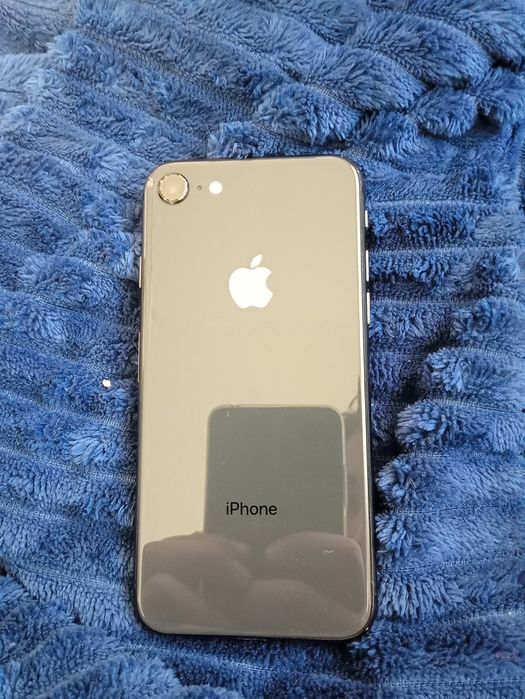Vând iPhone 8 impecabil