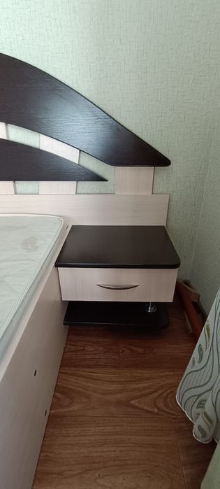 Продам кровать с матрасом и тумбочкой