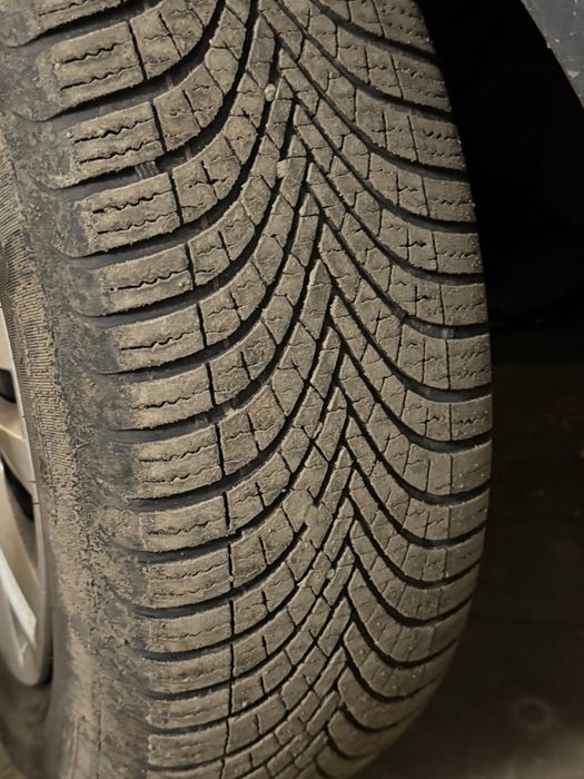 195/65/15 cauciucuri cu tot cu jante +capace VW