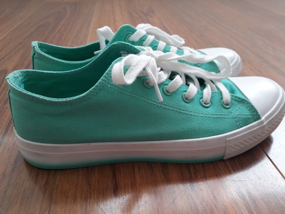 No 40 Цветни кецове