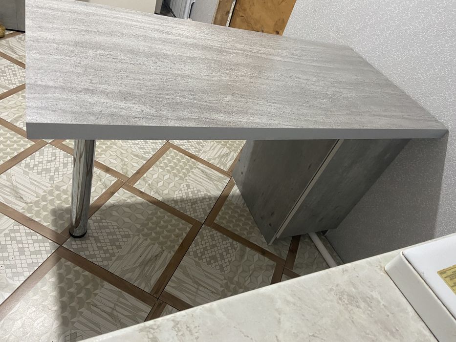 Стол с тумбочкой