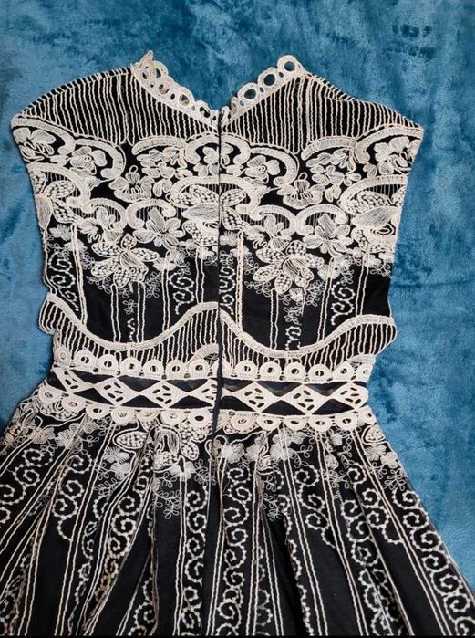 Rochie Noua de Ocazie Brodata, Marimea 40.
La spate cu fermoar.