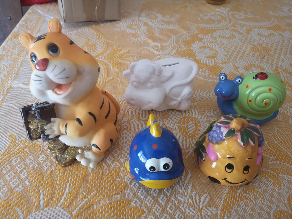 Керамични фигурки и касички