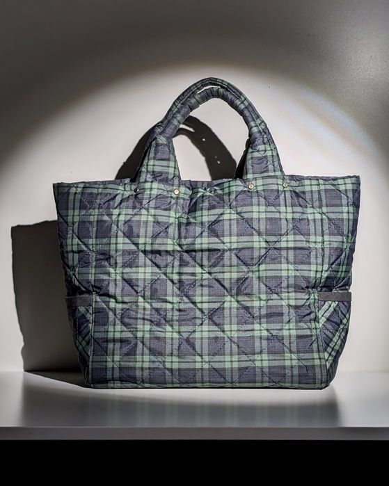 Вместительная женская сумка с короткими ручками