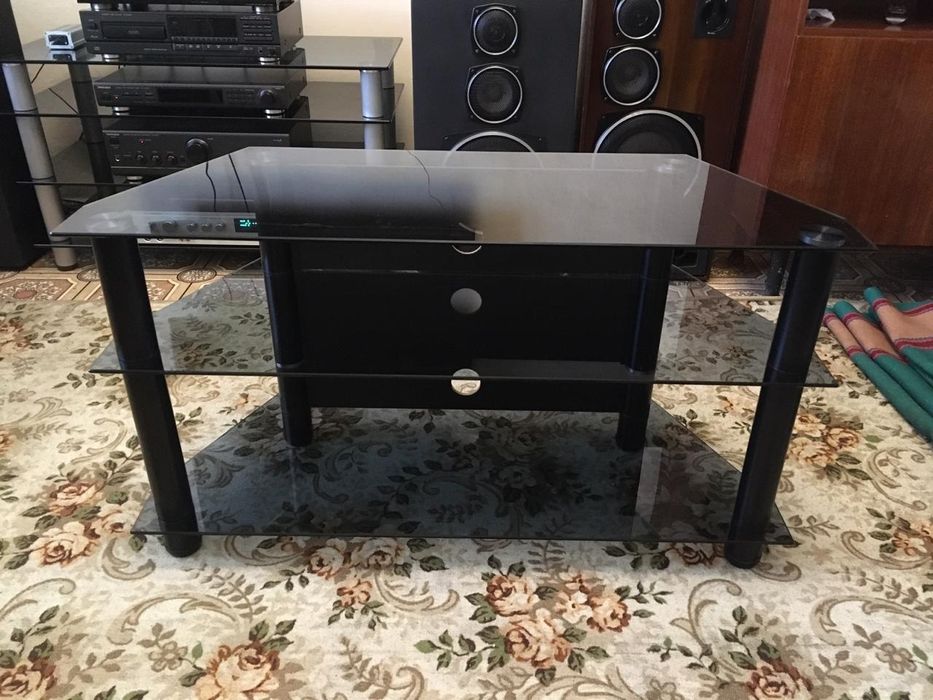 Стеклянная тумба для тв