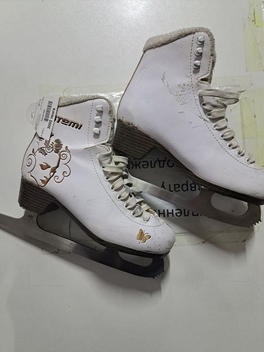 Коньки фигурные.