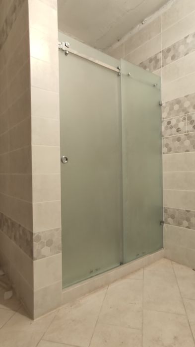 Душевая кабина, перегородки из стекла.