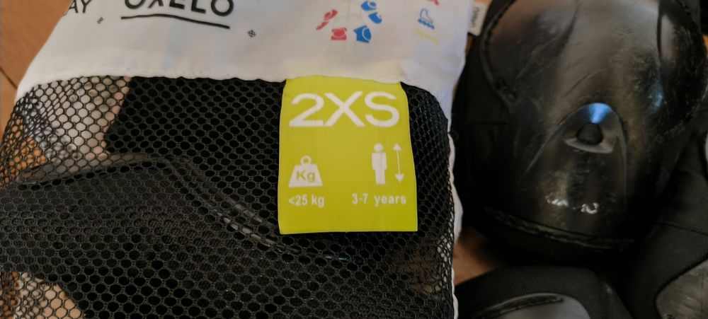 Vând role ajustabile + set protecție + cască 
Role cu