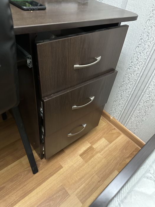 Продается Стол для уроков и работы . Ish va o’qish uchun stol sotiladi