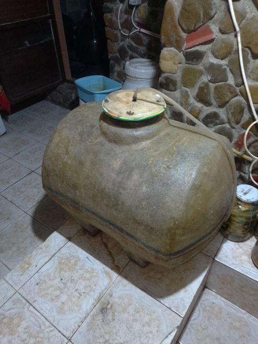 Vand damigene si butoaie de vin, in fibra.