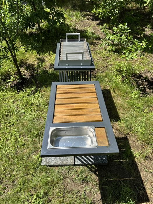 Gratar cu masa din lemn