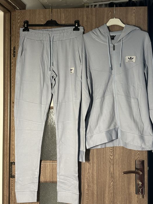 Treninguri unisex ofera 100 de lei bucata