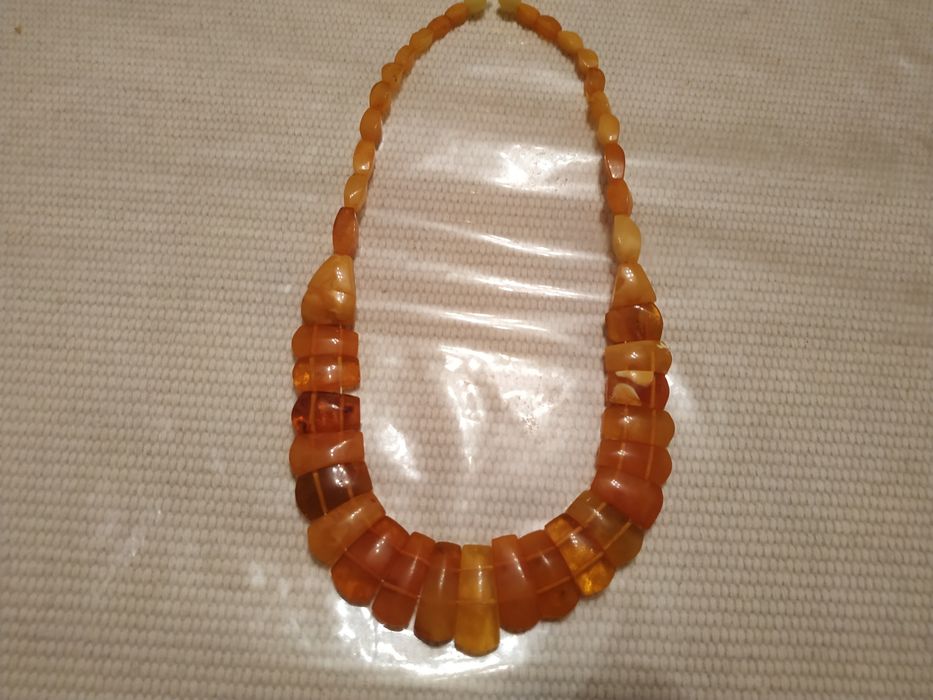 Продаю янтарное колье.