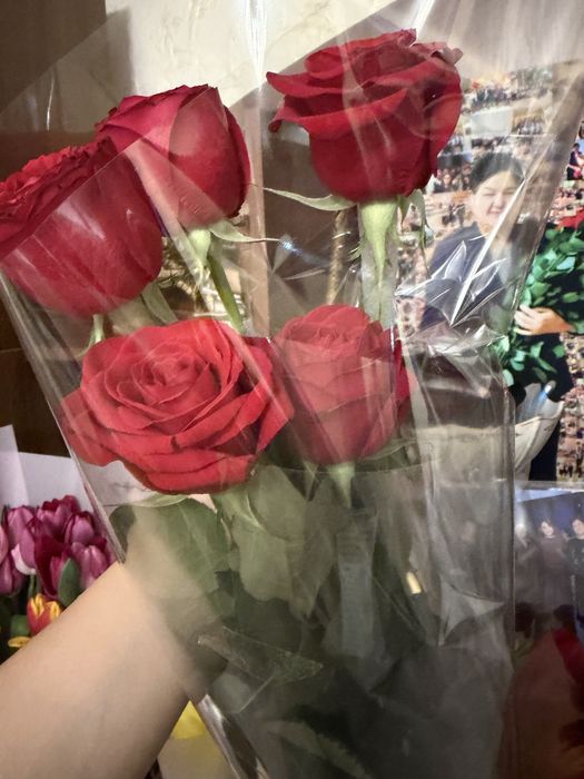 Цветы свежие. Тюльпаны, розы