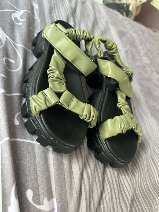 Дамски сандали с дебела подметка