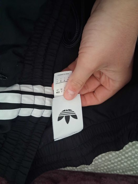 Панталон Adidas. С лека повреда.