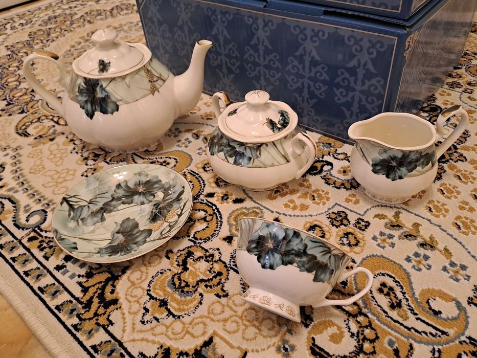 Фарфоровый чайный сервиз
