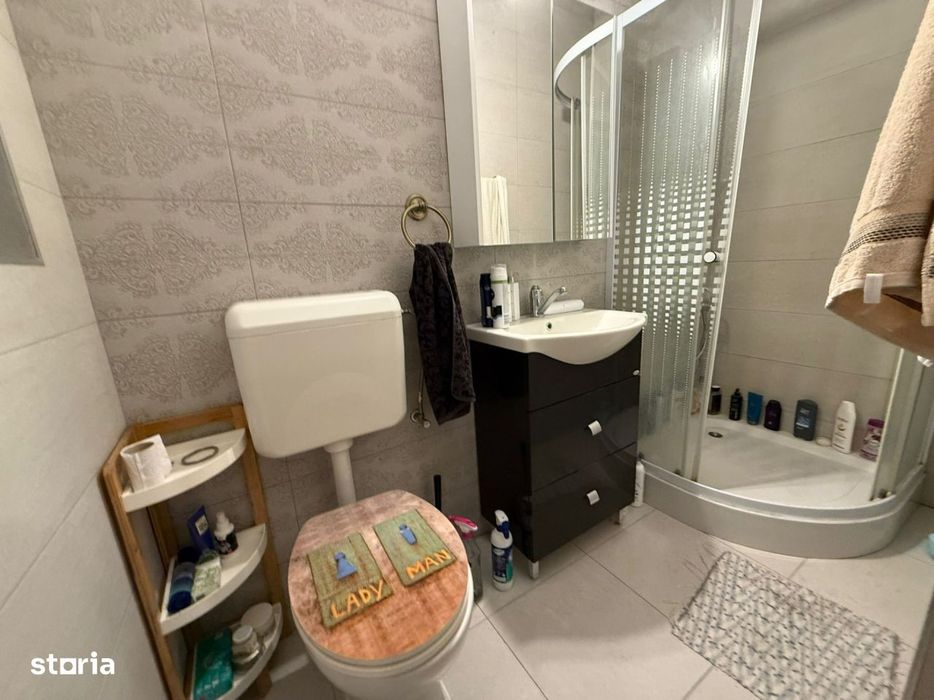 Spatiu comercial+locuinta la mansarda,3 dormitoare, living,5 bai, tere