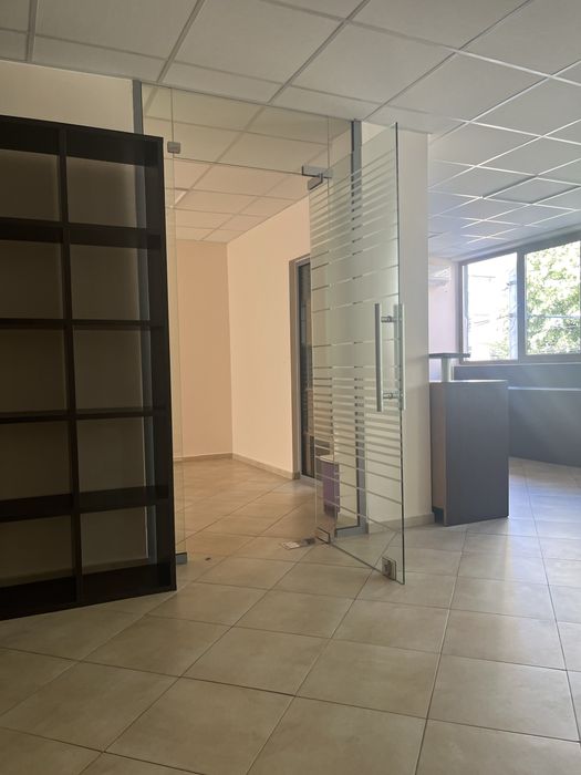 Дава се под наем Офис в Варна, Базар Левски - 1000 кв.м за 1000 € - Снимка #1