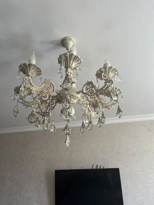 Продам люстры разные