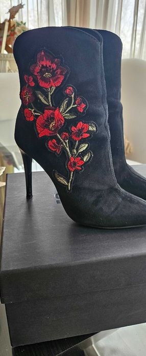 Черни боти естествен велур с бродерия.