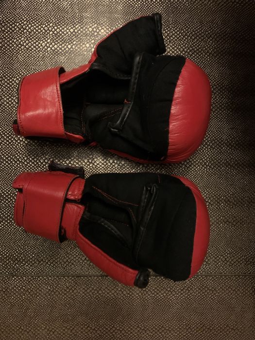 Перчатки красные