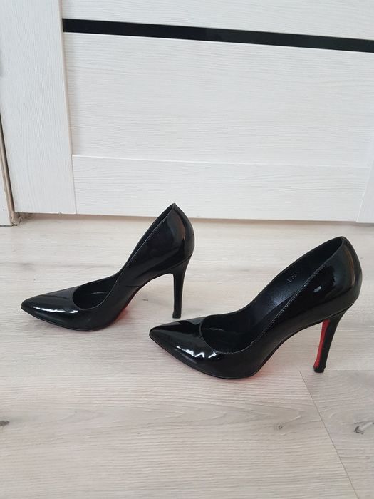 Лаковые черные туфли