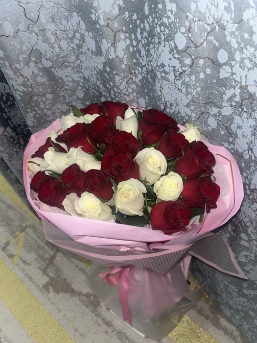 31 роза из белых и красных роз 80см