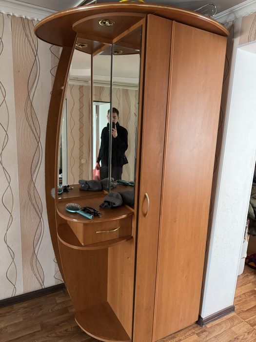 Углавой шкаф для одеждый