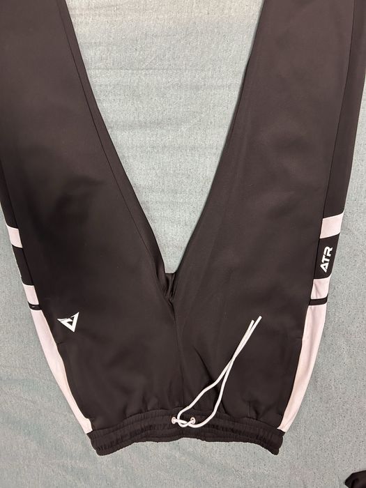 Мъжки екип above  the rest