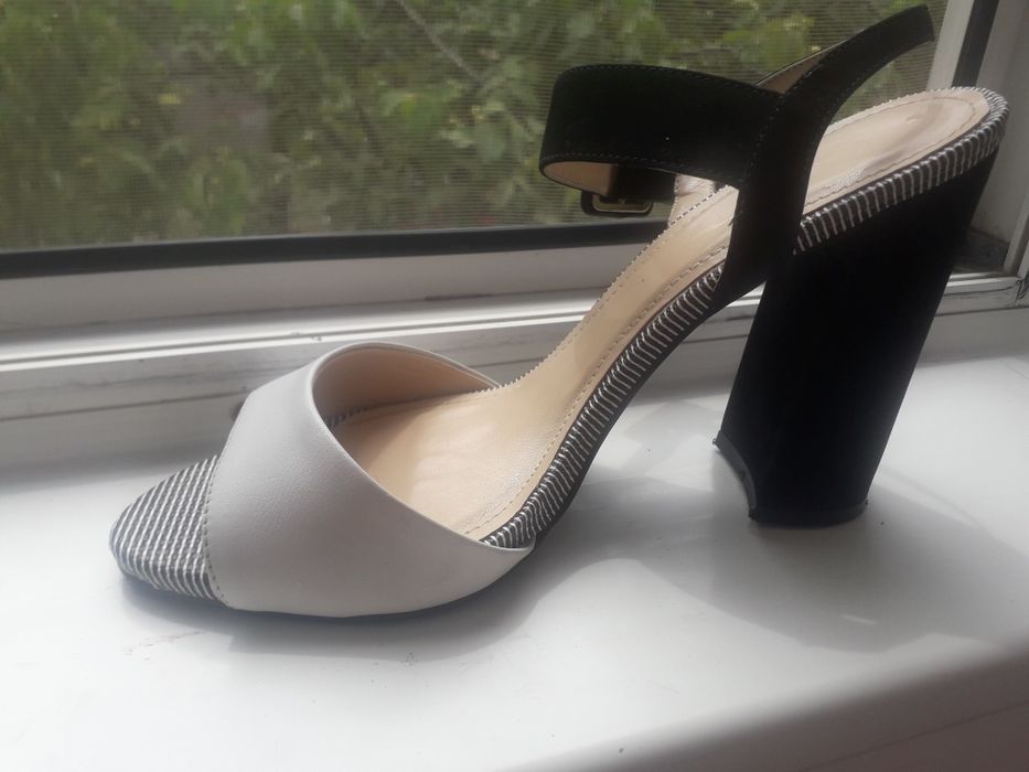 Vand sandale din piele