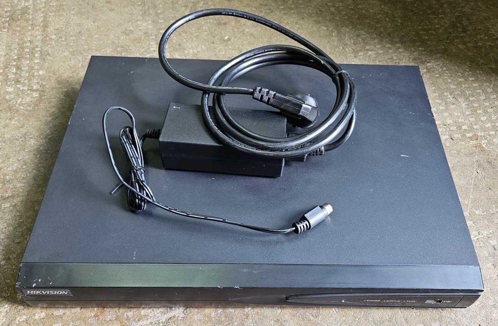NVR 8 canale 5 MP Hikvision DS-7608NI-E2/A
