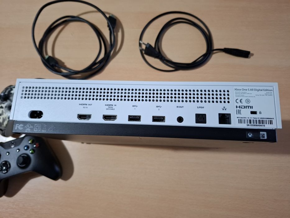 Xbox One S, 1tb, 2 joystick-uri , cablu hdmi
