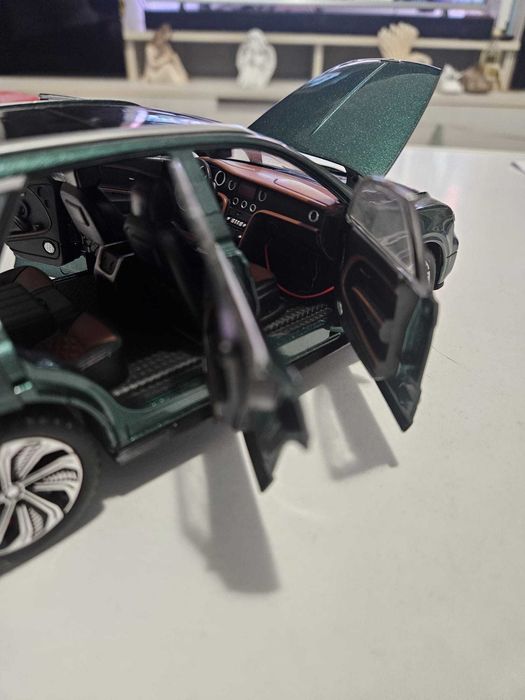 Macheta Bentley Bentayga , scara 1 : 24