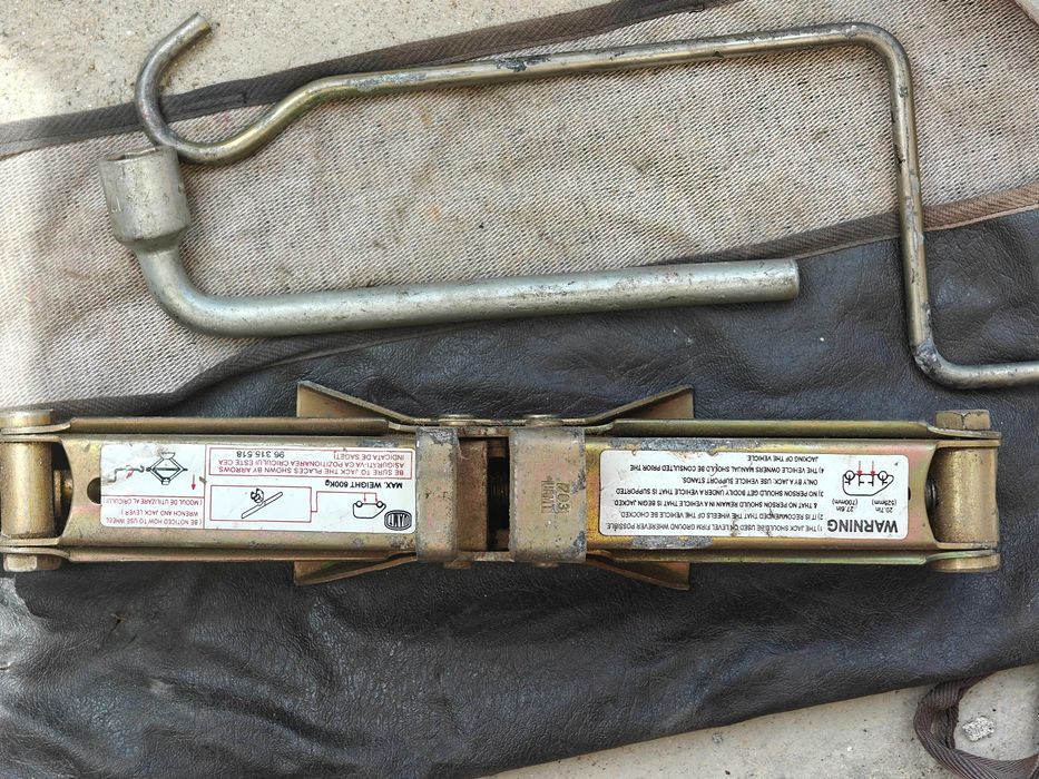 Cric auto pliabil - model universal
