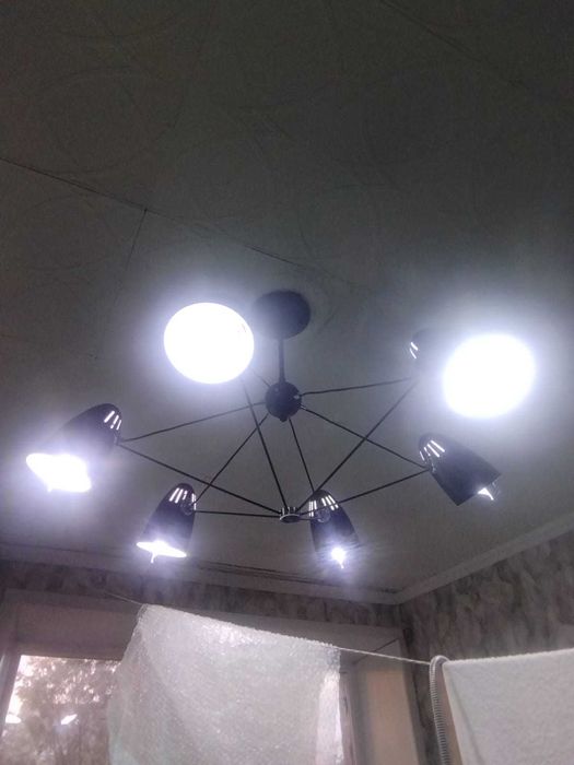 Продам современую люстру.