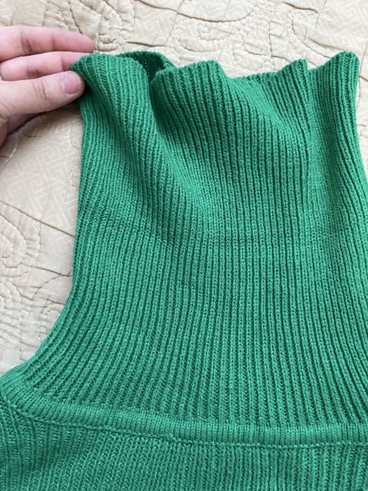 Зеленый укороченный свитер