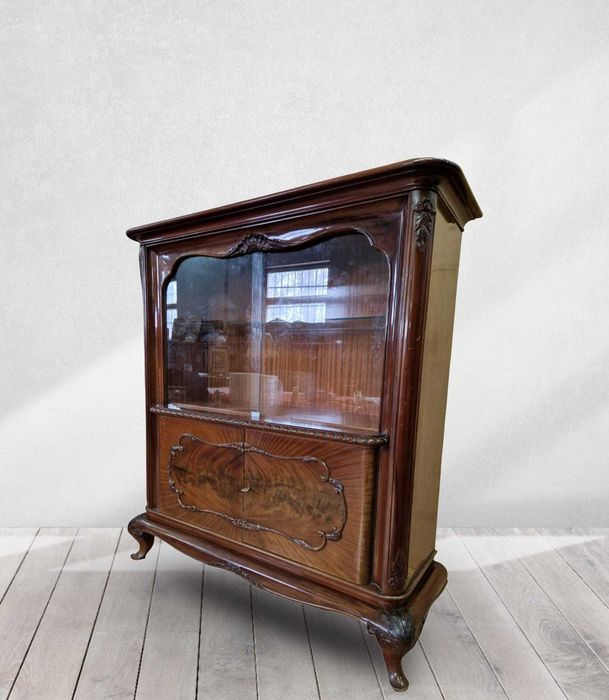 Антикварен витринен шкаф от масивен орех в стил "ЛУИ XV"