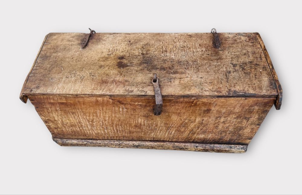 Lada zestre taraneasca cu profile drepte dintr-o singura bucata