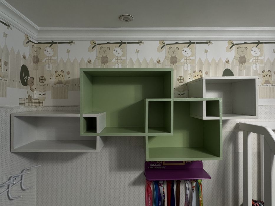 Продам детский письменнвй стол с полками