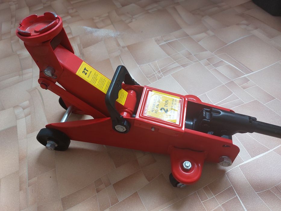 Домкрат подкатной