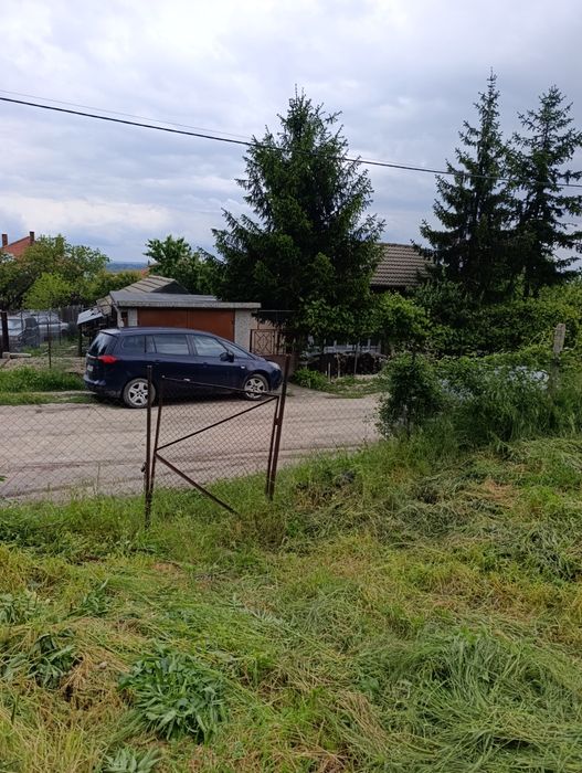 Продавам дворно място