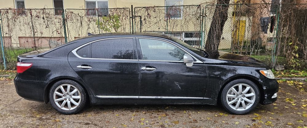 Lexus LS 460L  avariat