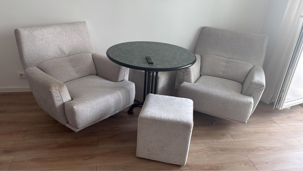 Set premium mobilier: 2 fotolii rotative + masă Bistro cu picioare din fontă + 2 pufuri