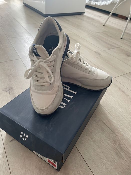 Бели GAP сникърски