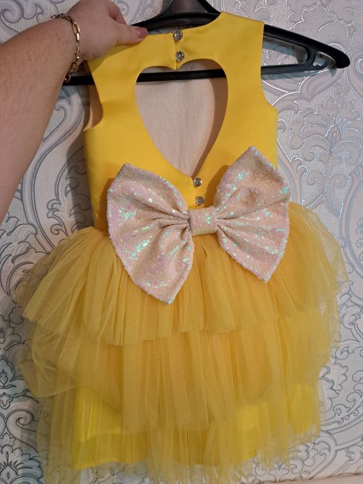 Продам нарядное платье на девочку